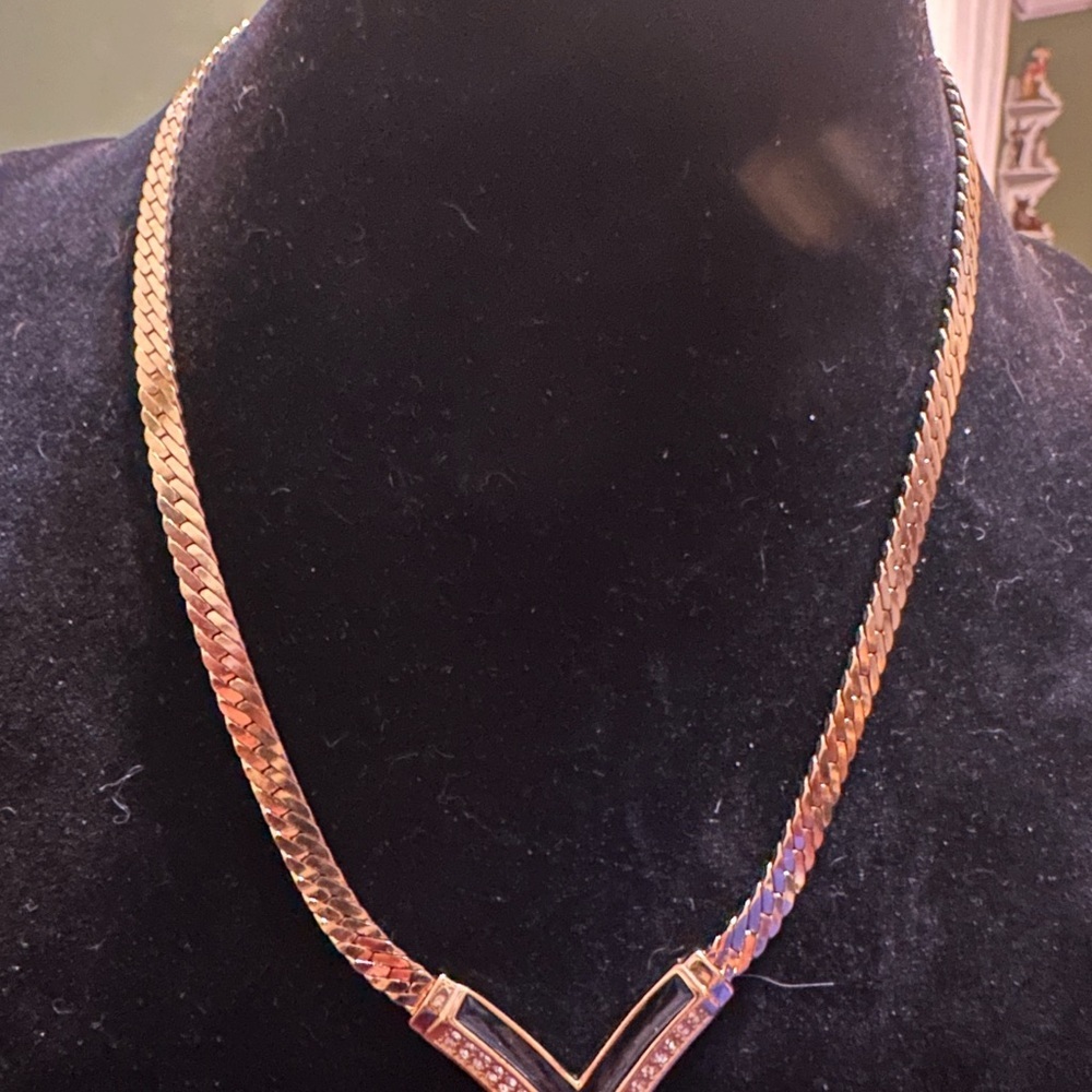 Christian Dior Gold Tone V Pendant Necklace w/ Rhinestones rare 1970’s vintage - Picture 6 of 7